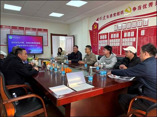一群人在餐厅用餐 AI 生成的内容可能不正确。